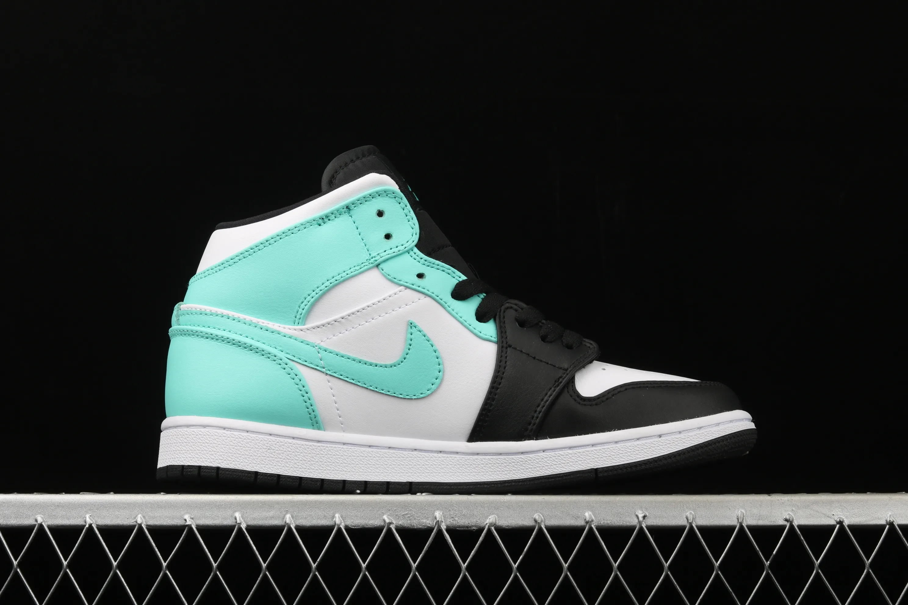 All categories Air Jordan Jordan series basketball shoes Air Jordan 1 Mid Air Jordan 1 Mid AJ1 Joe 1 black and white blue Zhongbang basketball shoes 554724-132
